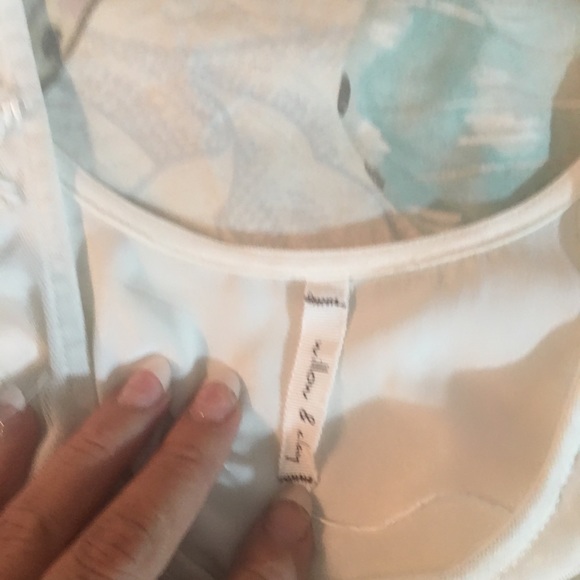 Beautiful and Feminine Dress Top - Picture 4 of 6